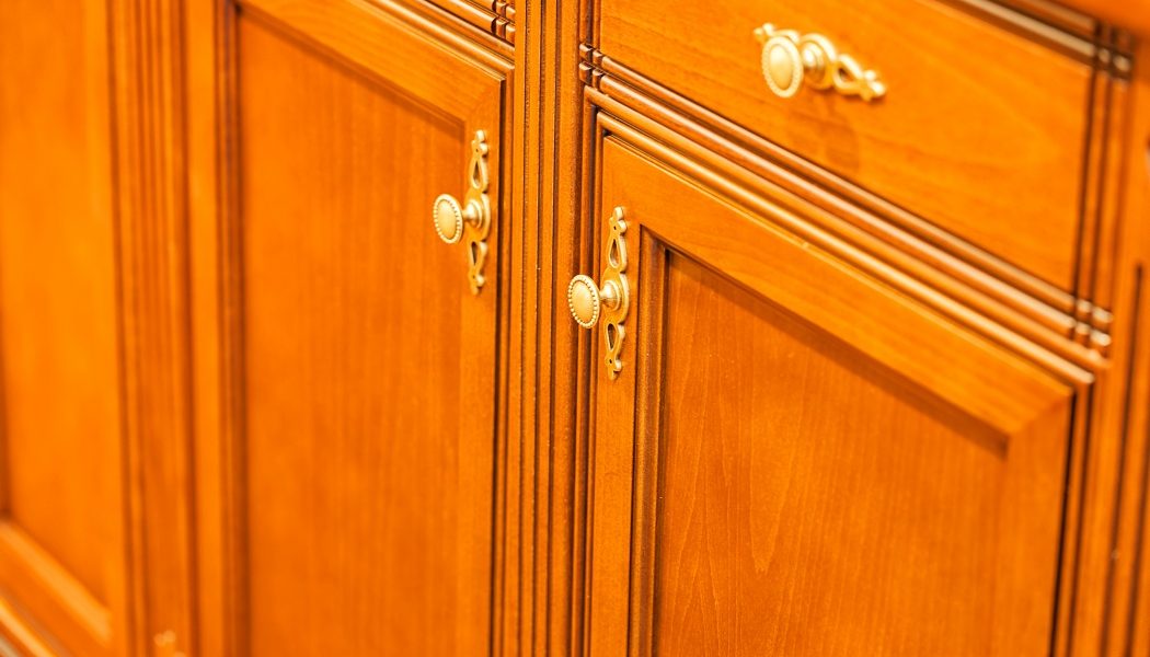 Dulapurile laminat pot fi o alegere durabilă pentru mobilierul din locuințe sau spații comerciale, dar pentru a-și păstra aspectul și funcționalitatea, întreținerea corectă este esențială