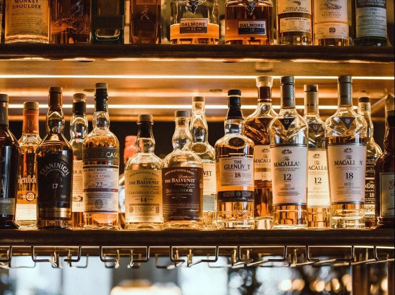 Capitolul alcool în Polonia: noile restricții din Varșovia – o soluție pentru o problemă cronicană în Europa de Est Consiliul municipal al capitalei poloneze, Varșovia, a adoptat joi o măsură extrem de contestată, dar considerată necesară de autorități: interzicerea vânzării de alcool pe timpul nopții în întreg orașul