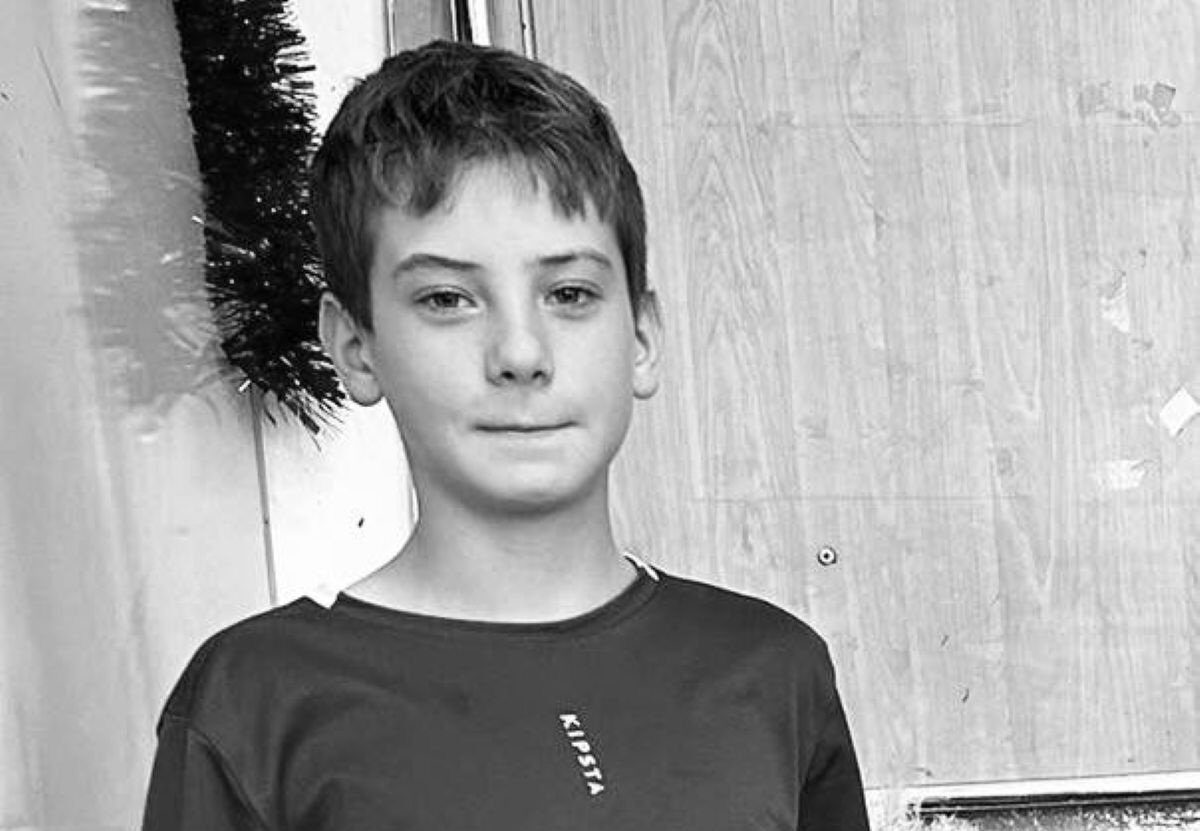 Tragedie extrem de dificil de înțeles și de acceptat în satul Ipotești, după ce un adolescent de doar 14 ani și-a pierdut viața brusc, în timpul orei de sport la Școala Gimnazială „Mihai Eminescu”