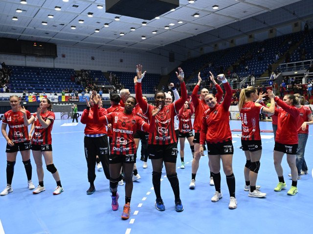 Parcă într-un scenariu de film palpitant, echipa de handbal feminin a României, Gloria Bistrița, a scris o pagină memorabilă în istoria competițiilor europene