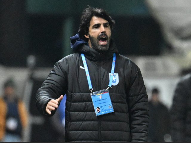 Dumitru Coelho, înstăritul antrenor brazilian, își exprimă incertitudinea despre viitoarea sa prezență pe banca tehnică a Universității Craiova, după un debut dificil în campionat și un eșec dur în fața celor de la FC Argeș Căderea spectaculoasă a Universității Craiova din primele partide ale noului sezon a readus în discuție situația antrenorului principal, Dumitru Coelho