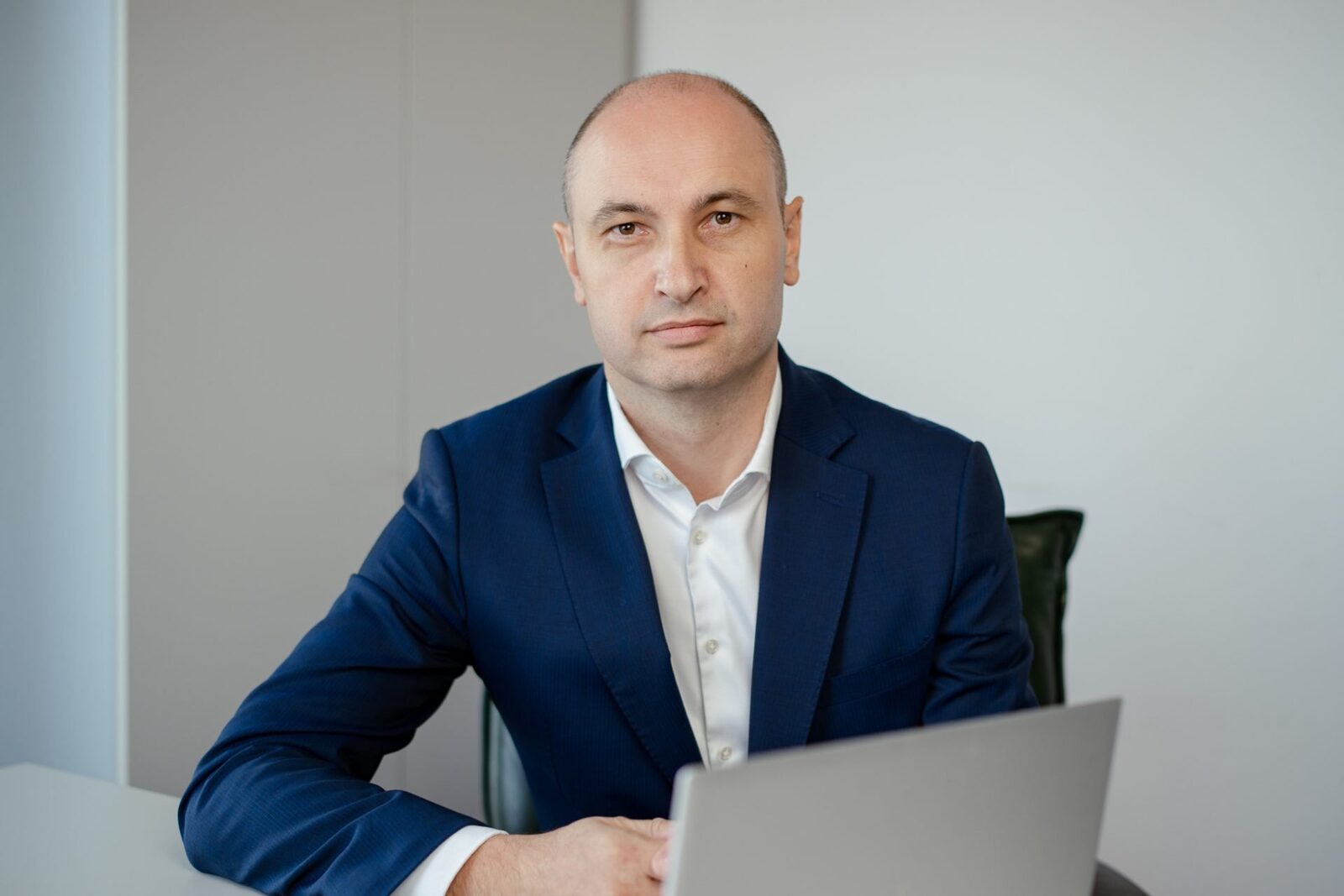 Două decenii de prezență pe piața românească: Aon modelează deciziile de business cu expertiză și inovare Odată cu împlinirea a două decenii de activitate în România, Aon, unul dintre cei mai importanți jucători în domeniul consultanței în asigurări, riscuri și soluții de expertiză, își reafirmă angajamentul față de clienții locali, contribuind activ la dezvoltarea mediului de afaceri și la adaptarea companiilor la provocările vremurilor
