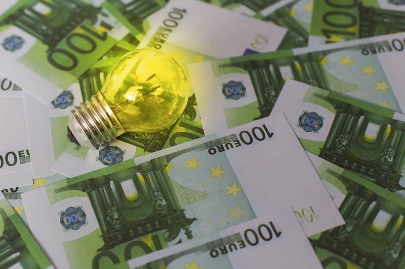 Antreprenorii români care au accesat fonduri europene pentru proiecte de dezvoltare pot trăi din nou temeri legate de posibile pierderi financiare, după ce au fost semnalate riscuri asociate creșterii pragului fiscal pentru activele fixe