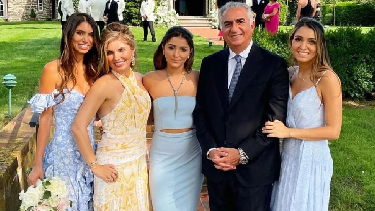 Familia Pahlavi, odată ce a condus Iranul ca dinastie regală, trăiește acum în exil în Statele Unite, dar influența lor, mai ales prin copiii fostului șah, continuă să atragă atenția