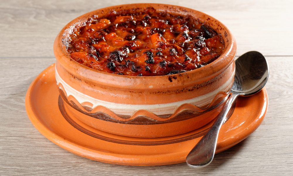 Când vine vorba de rețete de post care reușesc să satisfacă atât gusturile, cât și nevoia de sățietate, gastronomia grecească oferă o adevărată comoară: Gigantes Plaki
