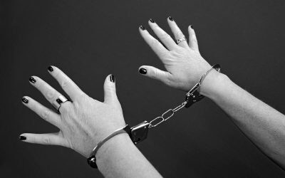 Trei femei din Craiova, suspectate de înșelăciune, au fost reținute de polițiști după ce au păcălit o femeie să le remită suma de 10.000 de euro, promițându-i servicii speciale de magie