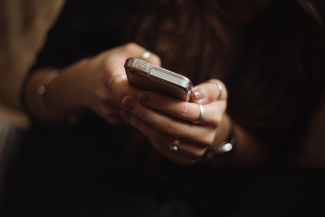 Avocată din Botoșani alimenta deținut cu telefoane pentru escrocherii prin metoda „accidentul”