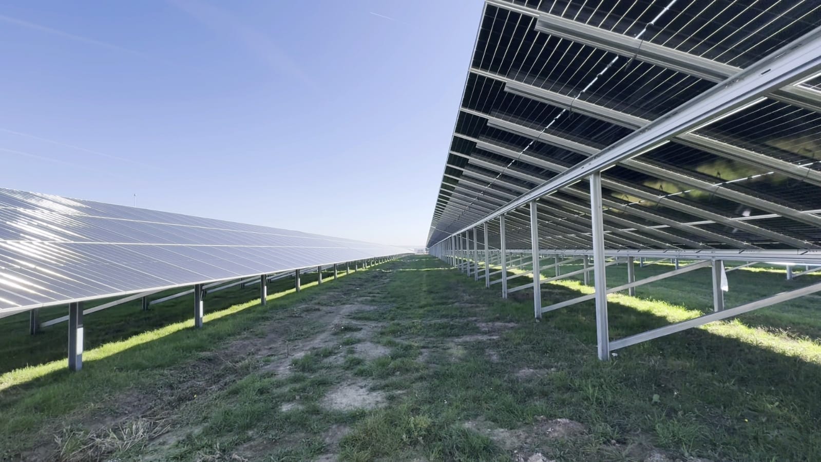 România a înregistrat vineri un nou record în producția de energie fotovoltaică, iar această creștere impresionantă întărește trendul ascendent al energiei verzi începând cu ultimele luni