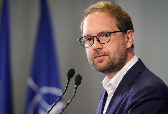 USR face clarificări privind colaborarea cu PSD după o eventuală moțiune de cenzură Liderul USR, Dominic Fritz, a declarat luni, într-o conferință de presă la Palatul Parlamentului, că dacă va trece o moțiune de cenzură împotriva guvernului actual, partidul pe care îl conduce nu va mai considera posibilă colaborarea cu PSD într-o viitoare guvernare