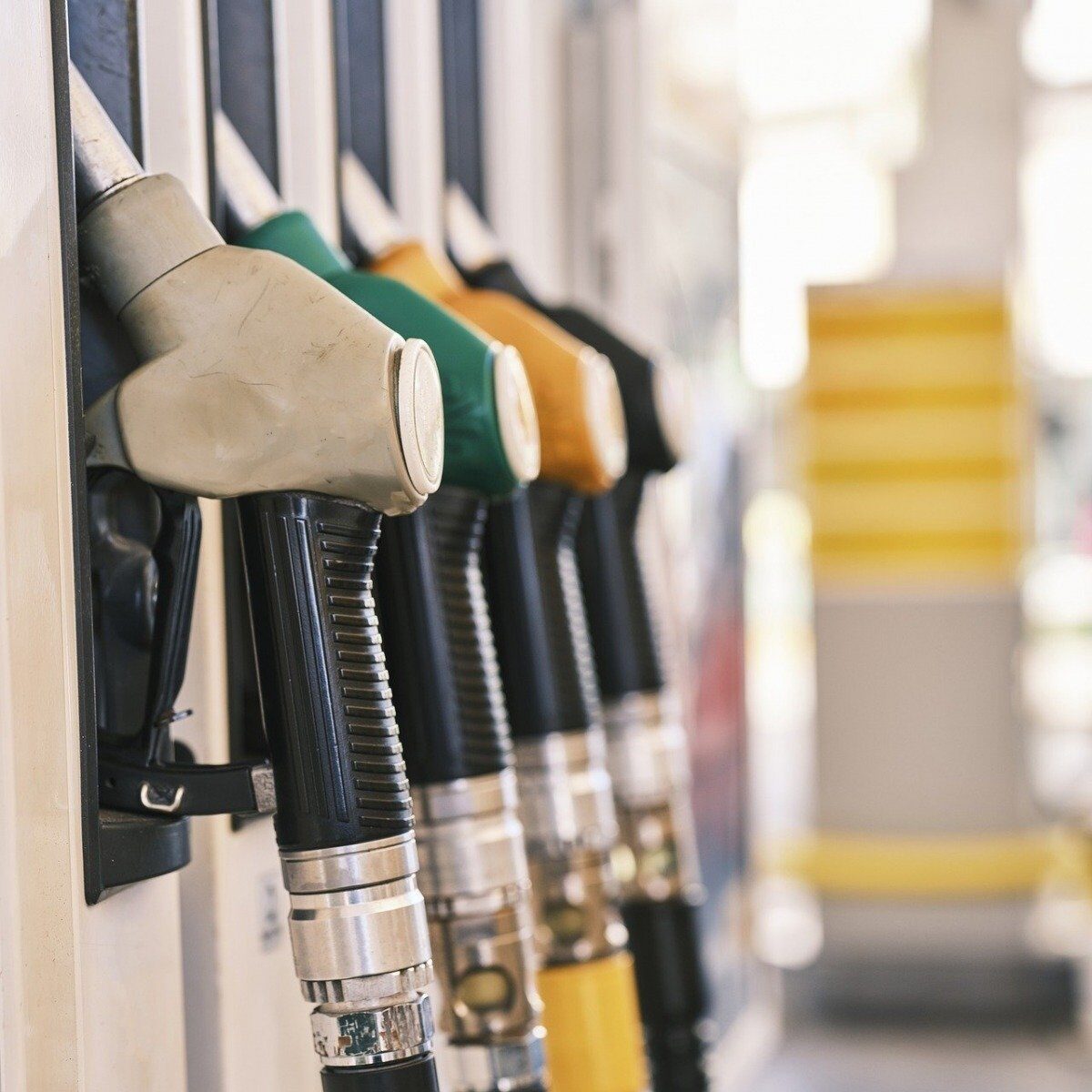 Guvernul analizează cinci scenarii pentru plafonarea prețurilor la țiței și motorină, în contextul creșterii îngrijorătoare a costurilor carburanților