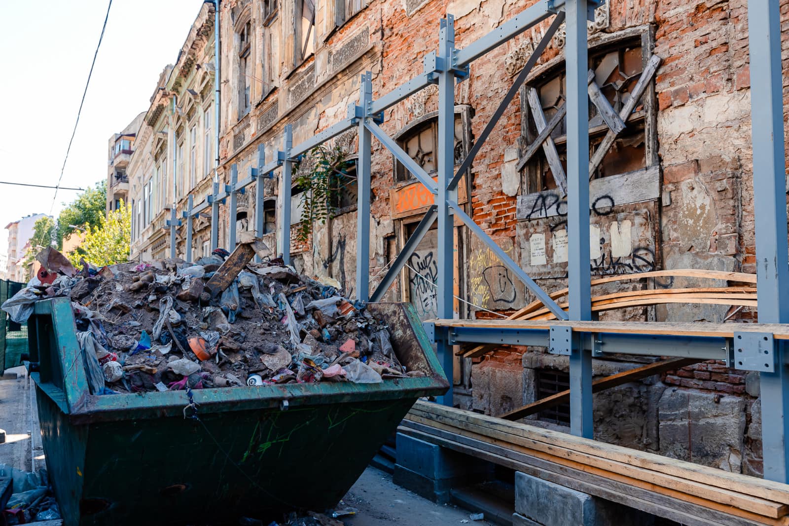 Primăria Capitalei a anunțat finalizarea unei intervenții majore pentru protejarea și conservarea unui simbol arhitectural al Bucureștiului, Hanul Solacolu, o clădire cu o istorie bogată, dar aflată într-o stare avansată de degradare