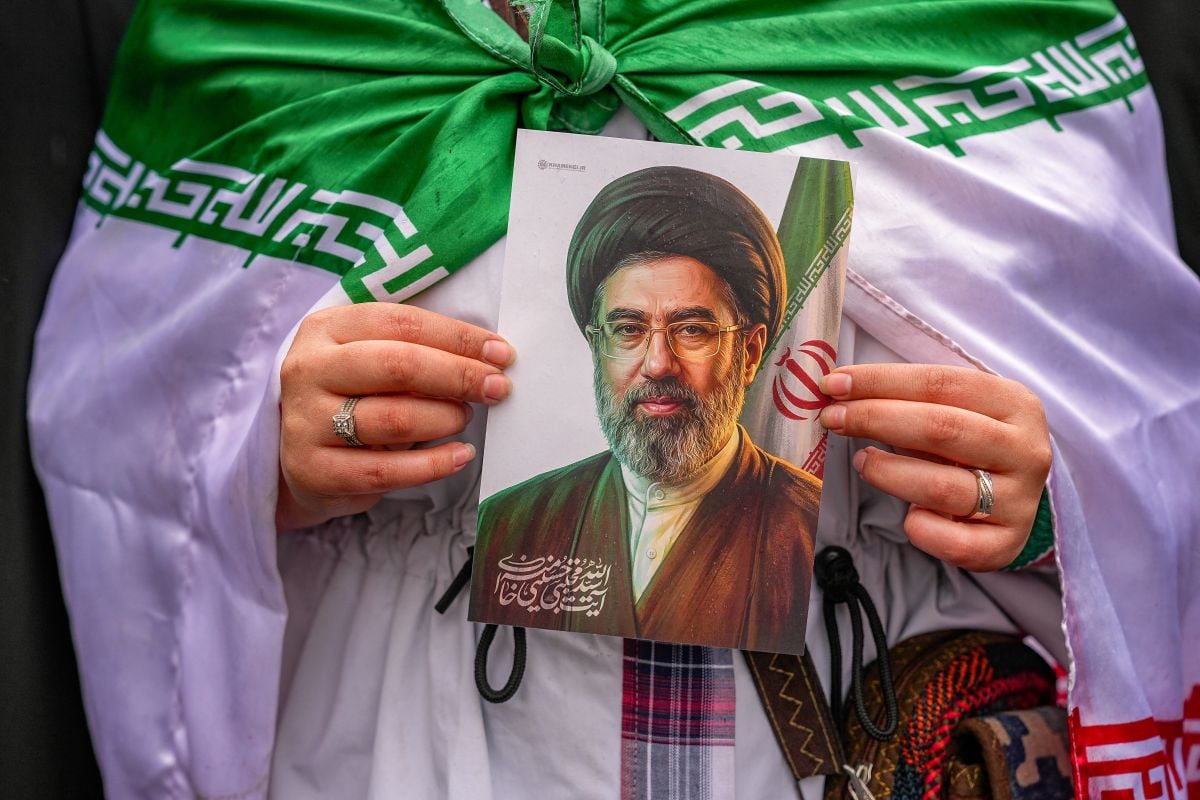 Stare de incertitudine în Iran: misterul în jurul sănătății liderului suprem Mojtaba Khamenei Iranul se află într-un carusel de speculații și îngrijorări, după ce liderul suprem Mojtaba Khamenei nu a mai apărut public de mai bine de o lună, iar informațiile privind starea sa de sănătate sunt contradictorii și învăluite în mister