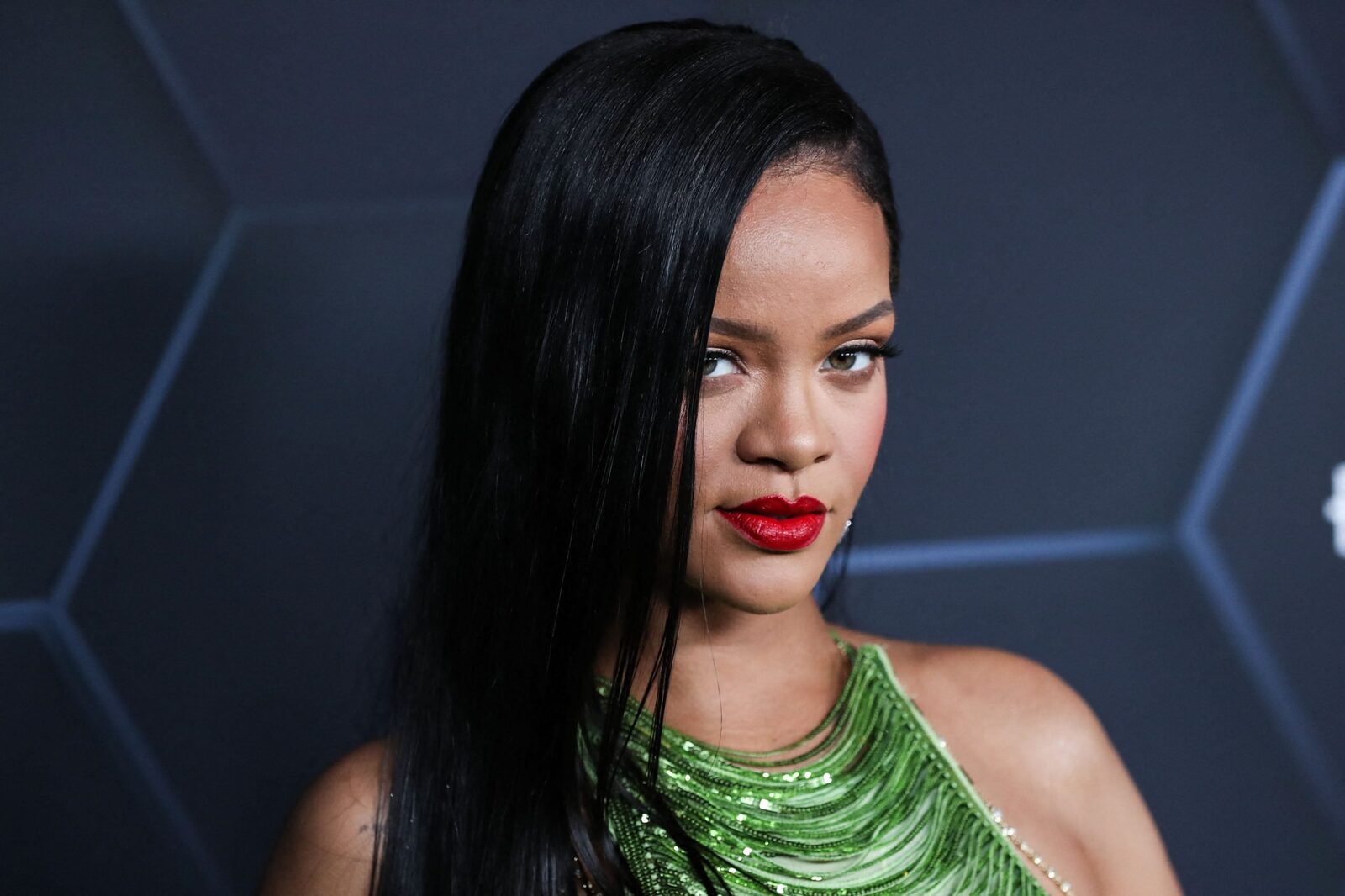 Femeia care a tras focuri de armă asupra reședinței din Los Angeles a cântăreței Rihanna a fost identificată și arestată de autorități, după zile întregi de anchetă și speculații în mass-media