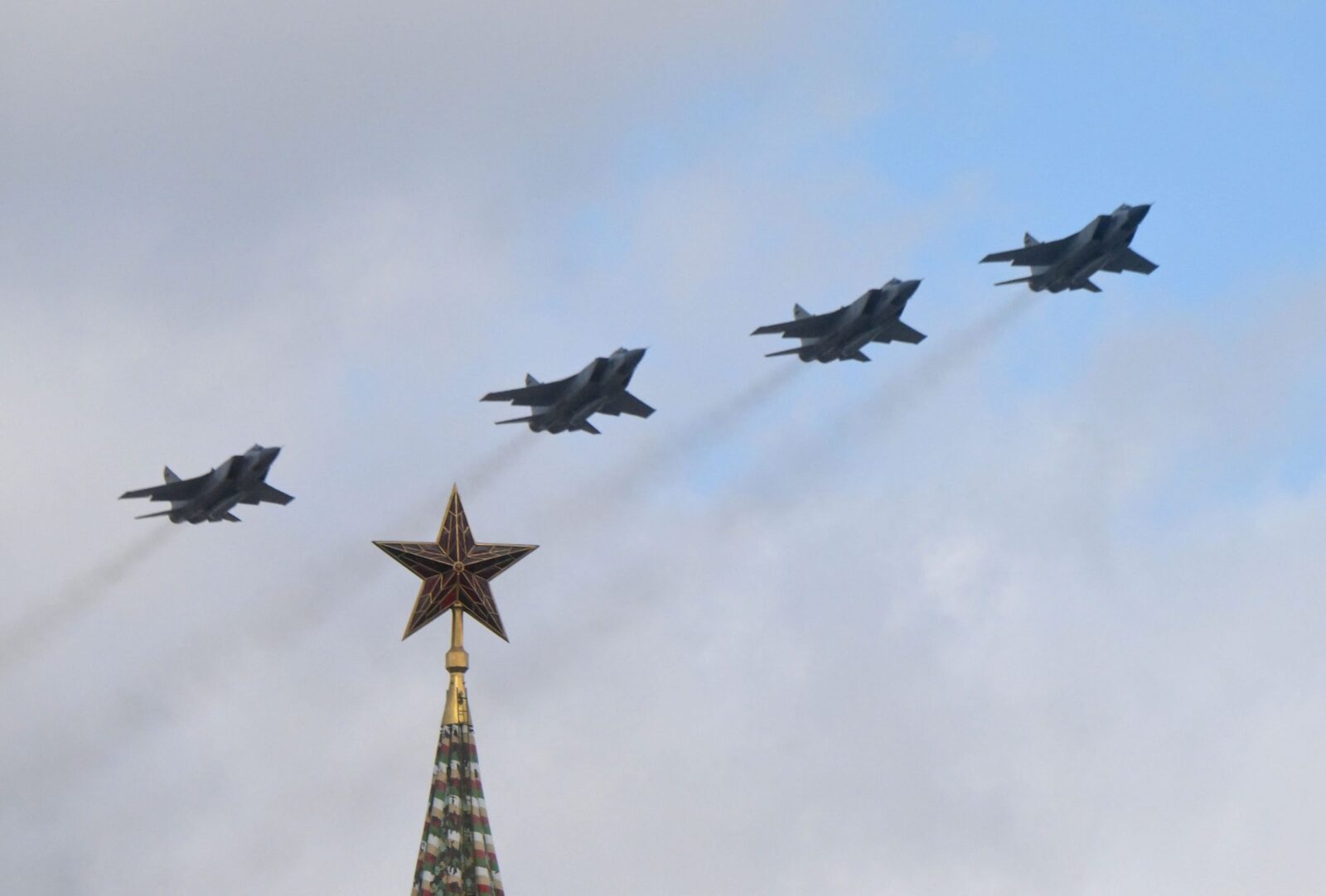 Iranul afirmă că a lansat un nou val de atacuri cu rachete asupra bazelor militare americane din Bahrain și Kurdistan În noaptea de marți spre miercuri, forțele armate ale Iranului, reprezentate oficial de Corpul Gardienilor Revoluției Islamice, au revendicat lansarea unui nou val de atacuri cu rachete asupra unor obiective militare americane din Bahrain și regiunea Kurdistanului irakian