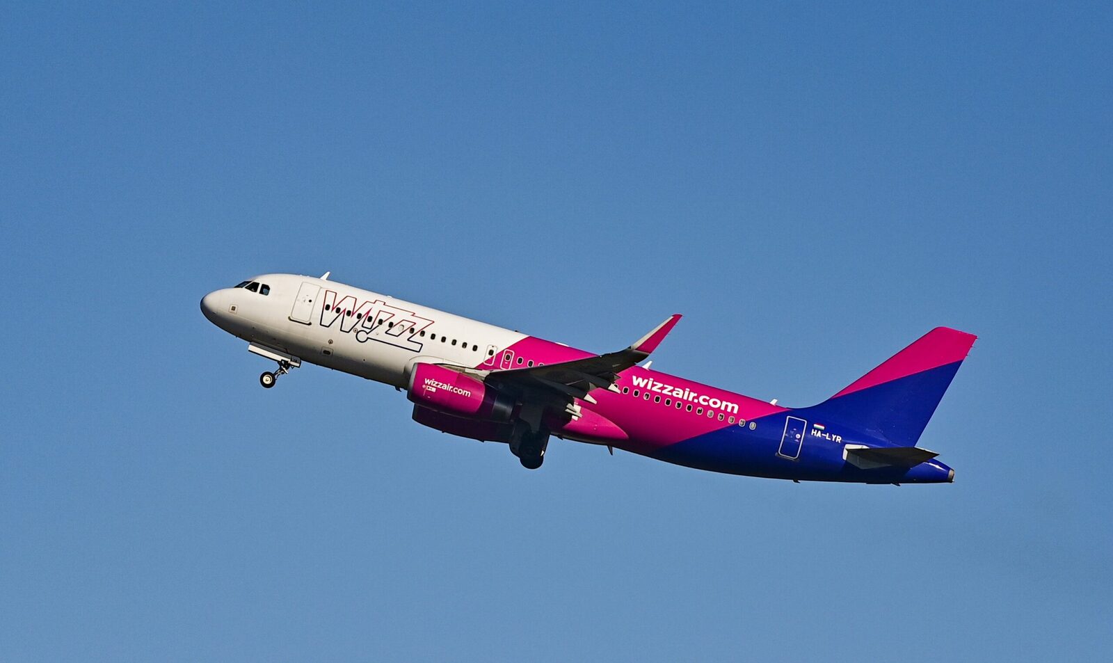 Wizz Air își ajustează operațiunile în regiune din cauza creșterii tensiunilor din Orientul Mijlociu În contextul escaladării conflictelor din Orientul Mijlociu, compania aeriană Wizz Air a anunțat o serie de măsuri pentru a proteja pasagerii și pentru a se adapta noilor restricții de zbor impuse în regiune