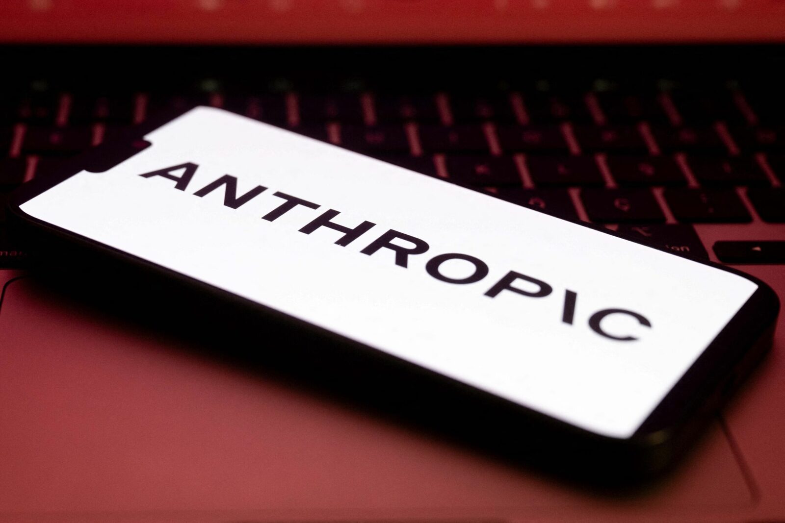 Renaștere în negocierile dintre Anthropic și Pentagon, în contextul tensiunilor din industria AI După o perioadă de tensiune și incertitudine, negocierile dintre compania americană de inteligență artificială Anthropic și Departamentul Apărării al SUA au fost reluate