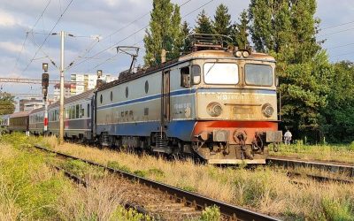 Calvarul călătoriei feroviare între București și Timișoara: de la 6 ore și 25 de minute la peste 11 ore De peste trei decenii, ruta feroviară dintre București și Timișoara, una dintre cele mai importante magistrale ale rețelei de cale ferată din România, a înregistrat o decepționantă degradare în timpii de parcurs