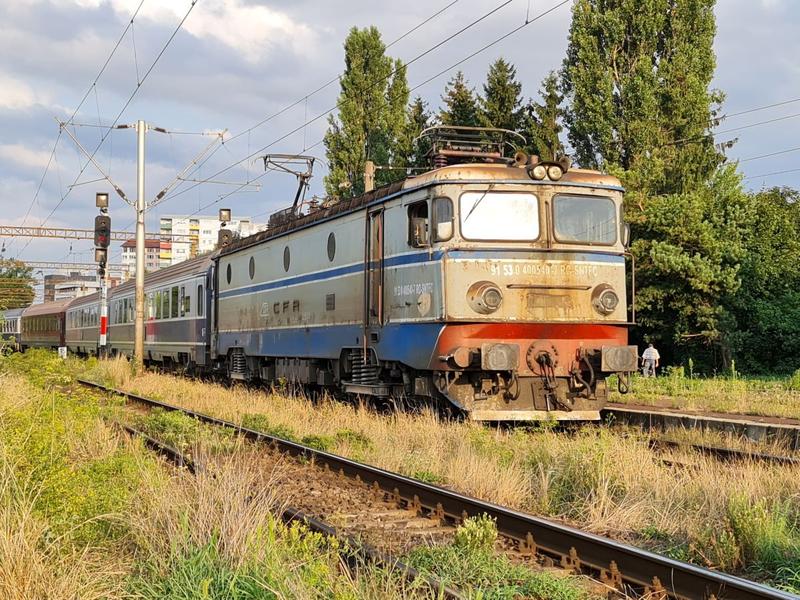 Calvarul călătoriei feroviare între București și Timișoara: de la 6 ore și 25 de minute la peste 11 ore De peste trei decenii, ruta feroviară dintre București și Timișoara, una dintre cele mai importante magistrale ale rețelei de cale ferată din România, a înregistrat o decepționantă degradare în timpii de parcurs