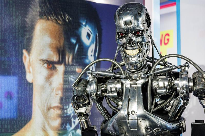 China avertizează SUA: riscul ca inteligența artificială militară să degenereze într-un dezastru distopic similar cu „Terminator” Într-un semnal de alarmă dento- un context tensionat al conflictelor tehnologice mondiale, China a lansat un avertisment dur către Statele Unite, acuzând utilizarea excesivă și nepăsarea în aplicarea inteligenței artificiale (AI) în domeniul militar