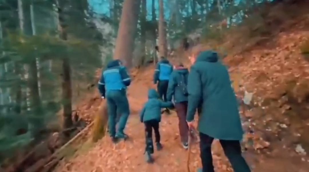 Incident neașteptat în Munții Bucegi: turiști letoni se confruntă cu o ursoaică cu pui pe Poteca Regală Un incident care putea fi tragic a fostevitat cu intervenția promptă a jandarmilor montani din Sinaia, joi după-amiază