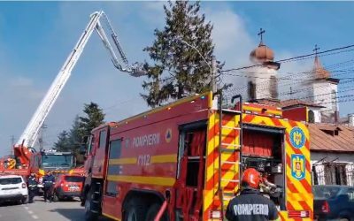 Incendiu devastator la biserica veche din satul Puchenii Moșneni, Prahova Un incendiu puternic a izbucnit în cursul zilei de duminică, în timpul slujbei religioase, la biserica istorică din satul Puchenii Moșneni, județul Prahova