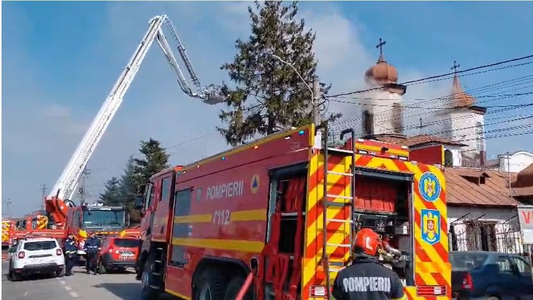 Incendiu devastator la biserica veche din satul Puchenii Moșneni, Prahova Un incendiu puternic a izbucnit în cursul zilei de duminică, în timpul slujbei religioase, la biserica istorică din satul Puchenii Moșneni, județul Prahova