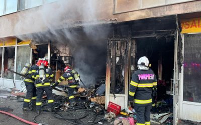 Incendiu la parterul unui bloc comercial din București