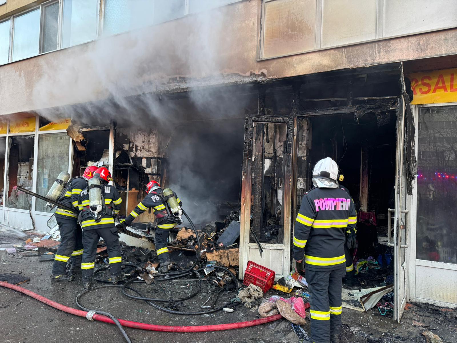 Incendiu la parterul unui bloc comercial din București