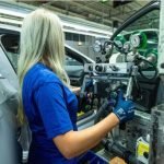 În luna februarie, economia românească a înregistrat cea mai scădere a indicelui PMI pentru industrie din istorie, un semnal clar al dificultăților cu care se confruntă sectorul manufacturier în această perioadă