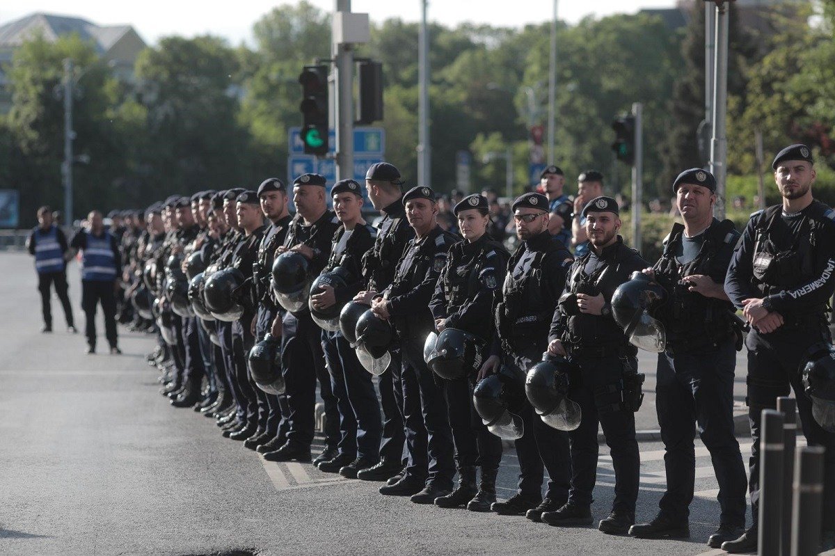 Jandarmii din București intensifică măsurile de pază pentru un protest programat duminică în centrul capitalei, atrăgând atenția asupra importanței respectării legii și păstrării ordinii publice