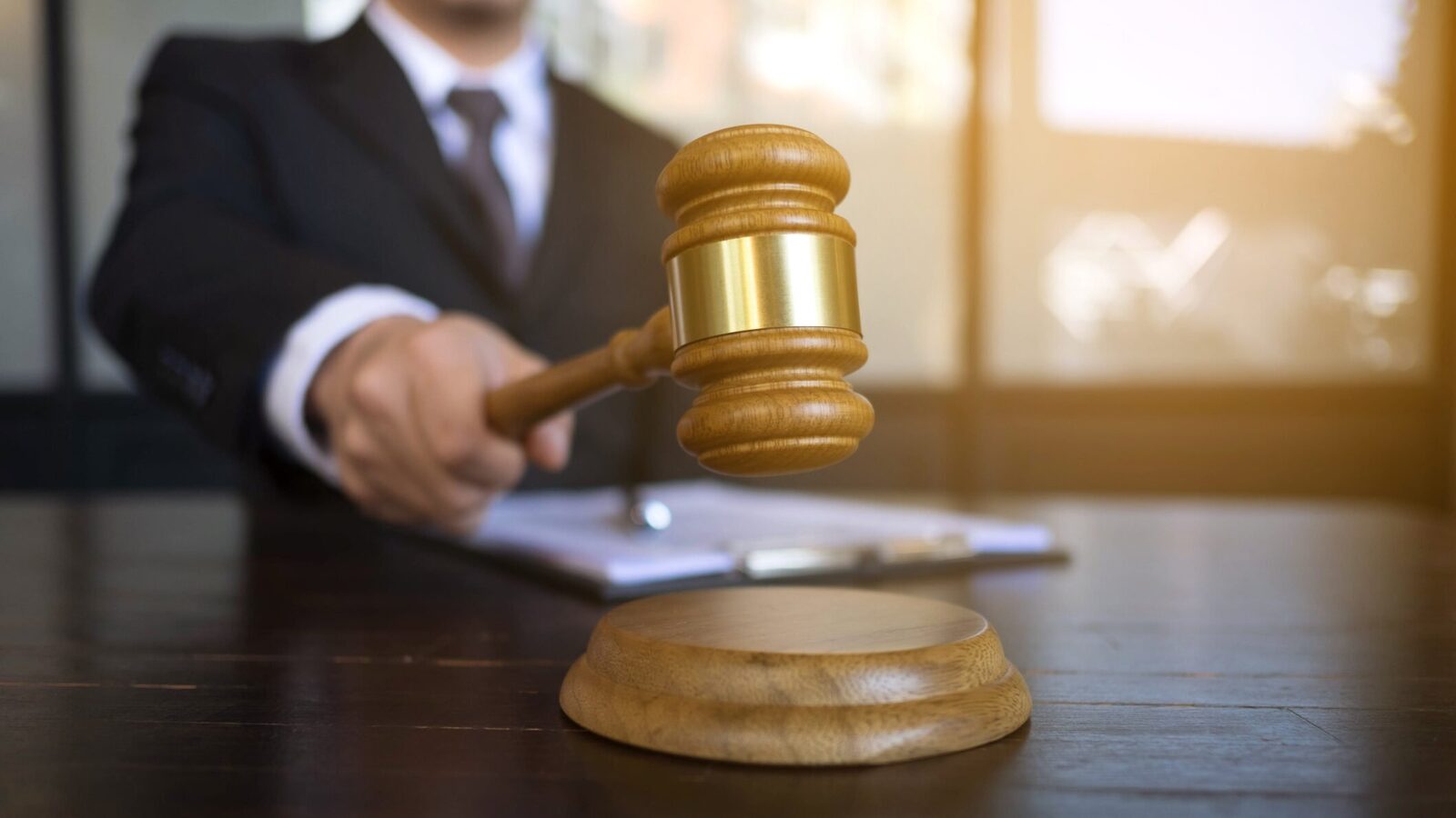 Hotărârile judecătorești obțin o nouă constrângere în raport cu realitatea juridică – deținerea sau nu a caracterului definitiv și executorii poate face diferența între o decizie care rămâne doar pe hârtie și una care devine efectiv aplicabilă