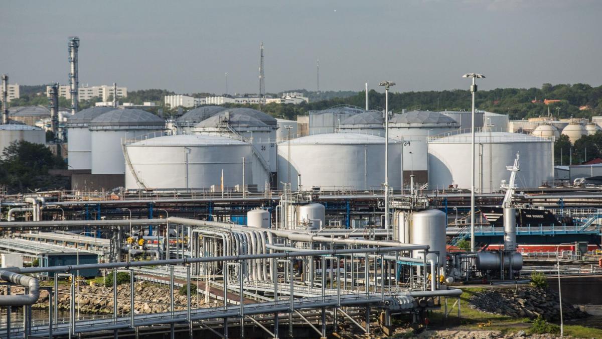 România are, de fapt, aproape jumătate din rezervele strategice de petrol și produse petroliere prevăzute de legislația europeană, situație care ridică semne de întrebare cu privire la capacitatea țării de a face față situațiilor de urgență în domeniul energetic