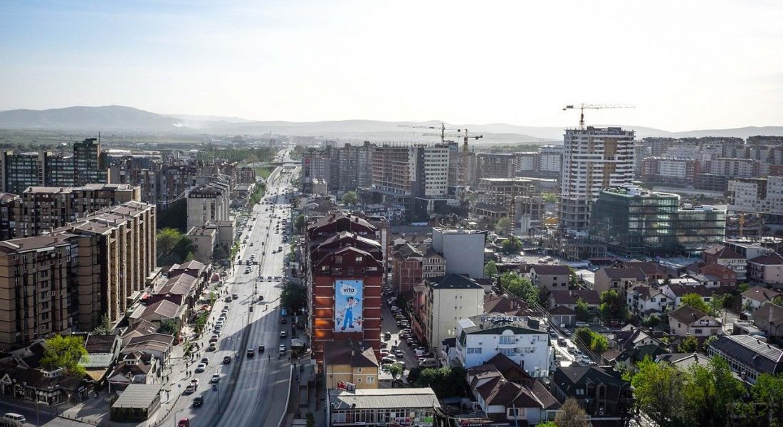 Curtea Constituțională a Kosovo respinge decizia președintei Vjosa Osmani de dizolvare a Parlamentului, menținând blocajul politic După o săptămână tensionată, instanța supremă a Kosovo a întărit poziția politică actuală, respingând miercuri decretul președintei Vjosa Osmani de dizolvare a Parlamentului și convocare a alegerilor anticipate
