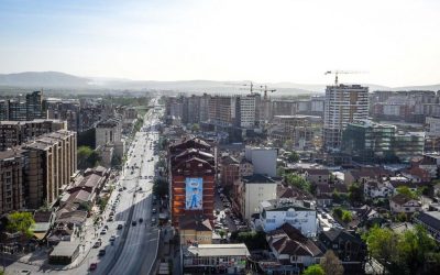 Curtea Constituțională a Kosovo respinge decizia președintei Vjosa Osmani de dizolvare a Parlamentului, menținând blocajul politic După o săptămână tensionată, instanța supremă a Kosovo a întărit poziția politică actuală, respingând miercuri decretul președintei Vjosa Osmani de dizolvare a Parlamentului și convocare a alegerilor anticipate