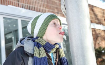 Fapt sau mit: se lipim dacă punem limba pe un stâlp metalic inghețat?