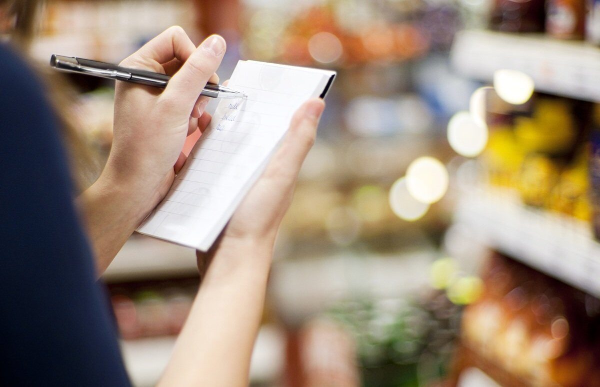 Lista de cumpărături scrisă de mână, secretul unui consum conștient și eficient În epoca digitalizării, când multe dintre activitățile cotidiene se desfășoară pe ecrane, un gest simplu, precum scrierea manuală a unei liste de cumpărături, continuă să-și păstreze relevanța și chiar să aducă beneficii neașteptate