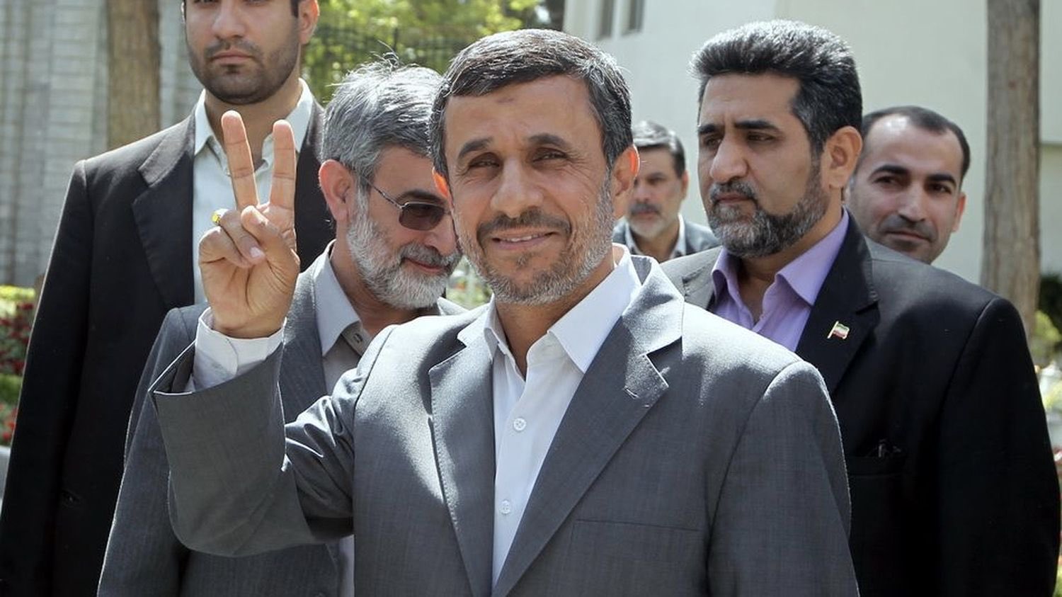 Tensiuni în Iran: atentat nereușit în proximitatea casei fostului președinte Mahmoud Ahmadinejad în contextul evenimentelor dramatice ale zilei În chiar prima zi a unei crize foarte tensionate în Iran, vestea asasinării Conducătorului Suprem Ali Khamenei a zguduit întregul spectru politic și social din țară