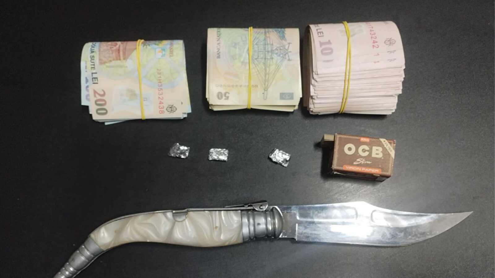 Tânăr din Mangalia depistat cu droguri, bani și briceag