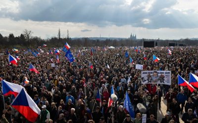 Sute de mii de cehi au ieșit în stradă în Prague, sâmbătă, pentru a protesta împotriva politicilor guvernului condus de premierul Andrej Babis, într-unul dintre cele mai ample manifestații din ultimii patru ani