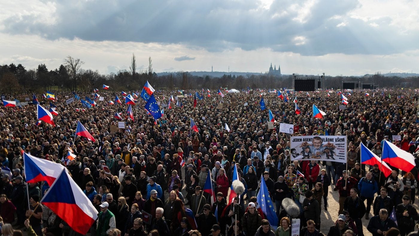 Sute de mii de cehi au ieșit în stradă în Prague, sâmbătă, pentru a protesta împotriva politicilor guvernului condus de premierul Andrej Babis, într-unul dintre cele mai ample manifestații din ultimii patru ani