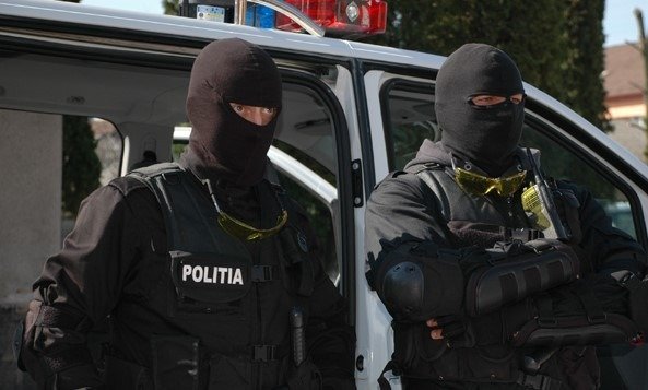 Poliția Română, sprijinită de procurorii DIICOT, a efectuat joi o razie de amploare la proprietățile clanului Cîrpaci, unul dintre cele mai cunoscute și influente grupări interlope din vestul țării