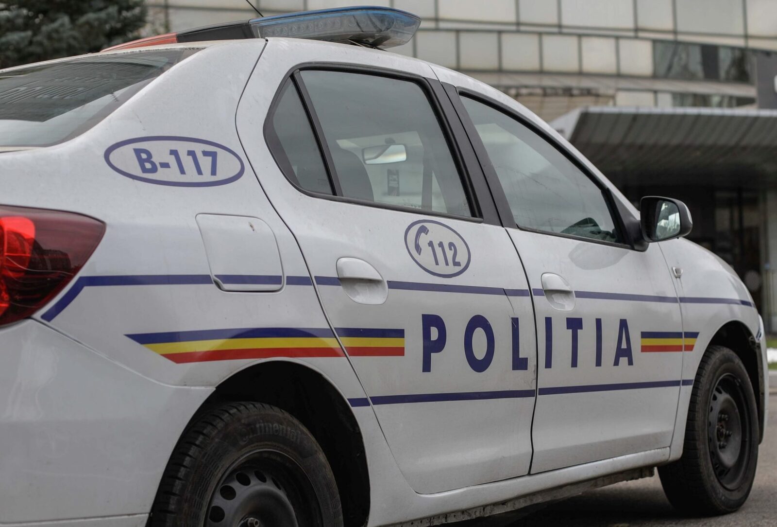 Un polițist de frontieră rănit în timpul unei intervenții la Sighetu Marmației, după ce un bărbat suspectat de contrabandă a devenit brutal și l-a mușcat de mână Un incident grav a avut loc zilele trecute în Sighetu Marmației, unde un polițist de frontieră a fost mușcat de mână în timpul unei intervenții la frontiera de vest a României