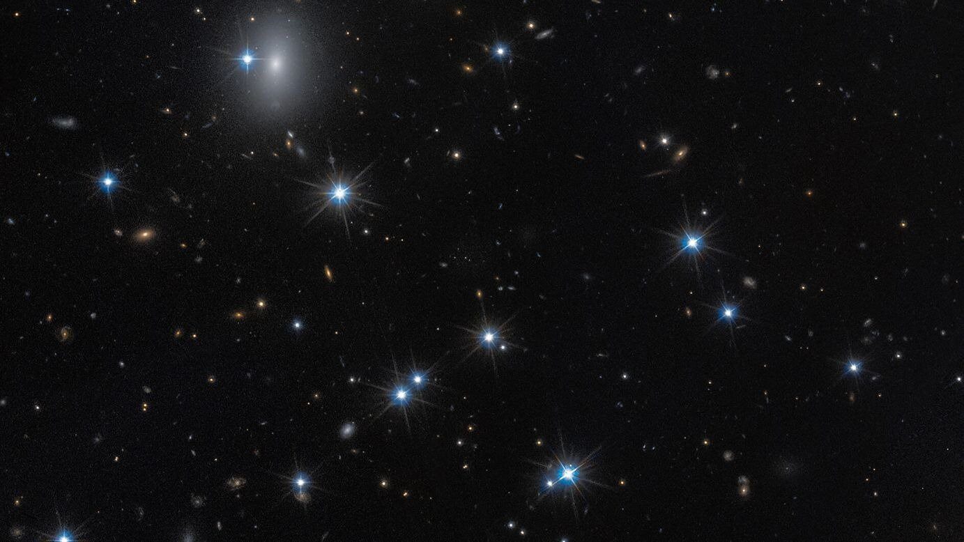 O galaxie aproape invizibilă, situată în regiunea roiului Perseu, a fost recent descoperită într-un mod neașteptat, schimbând modul în care astronomii înțeleg structura materiei întunecate și evoluția galaxiilor în Univers