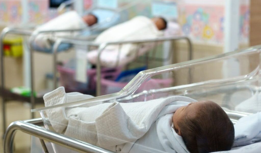 România înregistrează alarmant de multe nașteri la adolescente: aproape o zecime din alocuzioni provin de la fete cu vârste între 15 și 19 ani Un bilanț îngrijorător indică faptul că, în România, aproape o zecime dintre nașteri sunt înregistrate la mame cu vârste cuprinse între 15 și 19 ani, iar situația devine încă mai gravă în cazul celor sub 15 ani