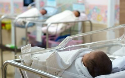 România înregistrează alarmant de multe nașteri la adolescente: aproape o zecime din alocuzioni provin de la fete cu vârste între 15 și 19 ani Un bilanț îngrijorător indică faptul că, în România, aproape o zecime dintre nașteri sunt înregistrate la mame cu vârste cuprinse între 15 și 19 ani, iar situația devine încă mai gravă în cazul celor sub 15 ani