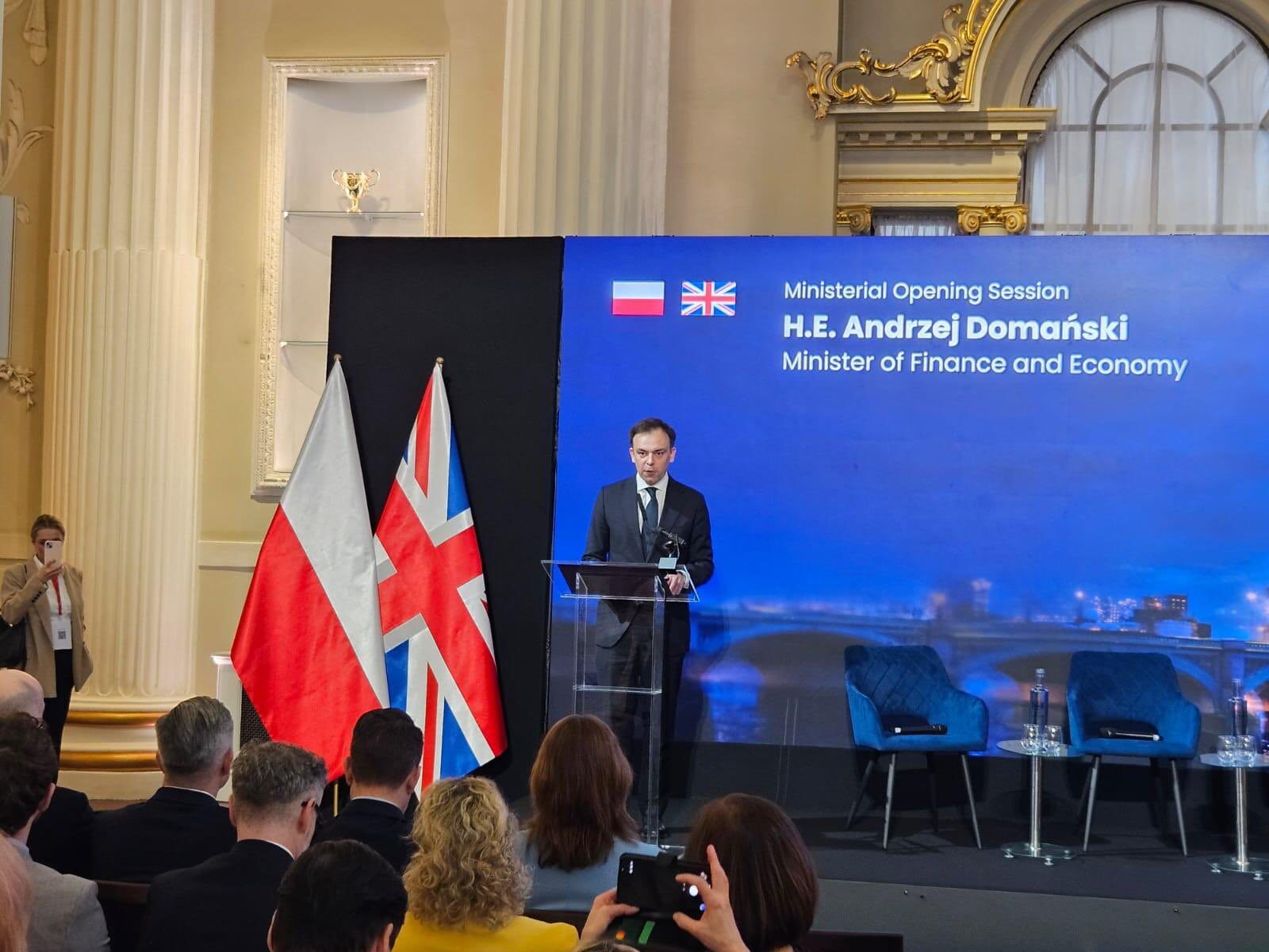 Polonia reafirmă angajamentul față de finanțarea europeană pentru apărare, centrată pe programul UE „Security Action for Europe” (SAFE), și explorează, în același timp, alte opțiuni de mecanisme financiare pentru a sprijini securitatea comună