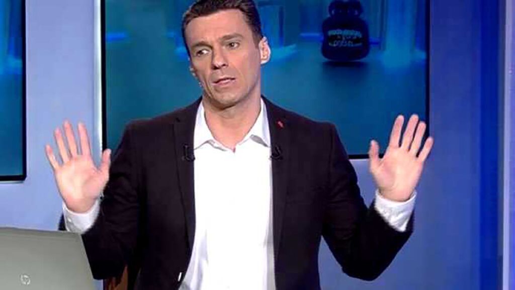 Mircea Badea, un personaj cunoscut pentru opiniile sale directe și adesea controversate, a stârnit recent o reacție puternică după ce a dezvăluit, în direct, un obicei care i-a marcat aproape întreaga viață