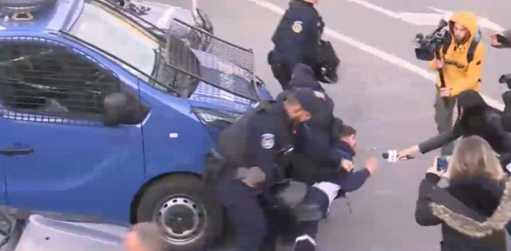 Tensiune extremă în Piața Victoriei: minerii și energeticienii se confruntă cu jandarmii într-un protest tensionat Mitingul spontan al minerilor și energeticienilor din Capitală s-a transformat, marți după-amiază, într-un incident de o gravitate neașteptată, soldat cu confruntări directe între protestatari și forțele de ordine