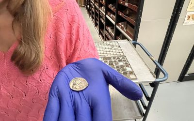 O monedă feniciană veche de peste 2.000 de ani a ajuns întâmplător în mâinile unui șofer de autobuz din Anglia, dezvăluind o poveste neașteptată despre migrație, istorie și legături întinse dincolo de oceane