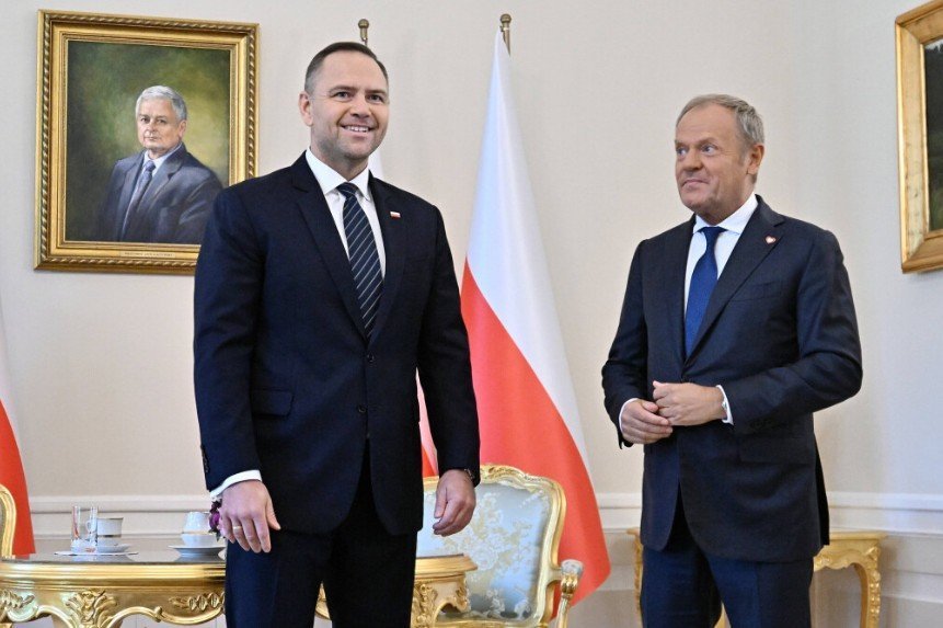 Polonia se pregătește să-și consolideze industria de apărare printr-o inițiativă națională, după ce președintele Karol Nawrocki a trimis marți Parlamentului un proiect de lege menit să finanțeze sectorul din bugetul propriu, reprezentând o alternativă la fondurile europene